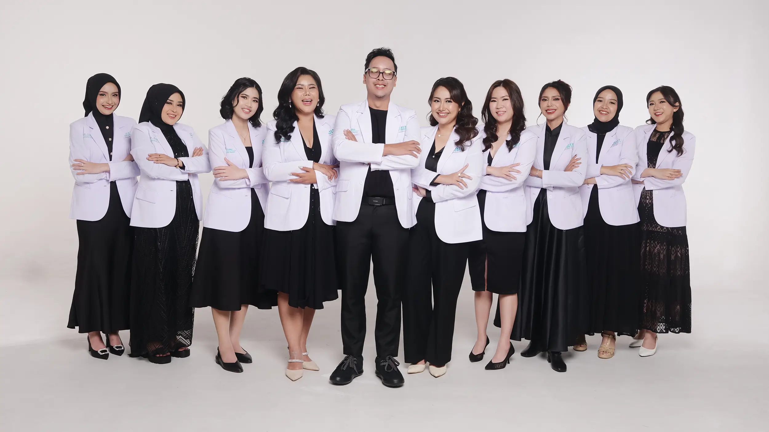 Seluruh Tim Dokter Mahayu Aesthetic Clinic - Jas Medis Resmi