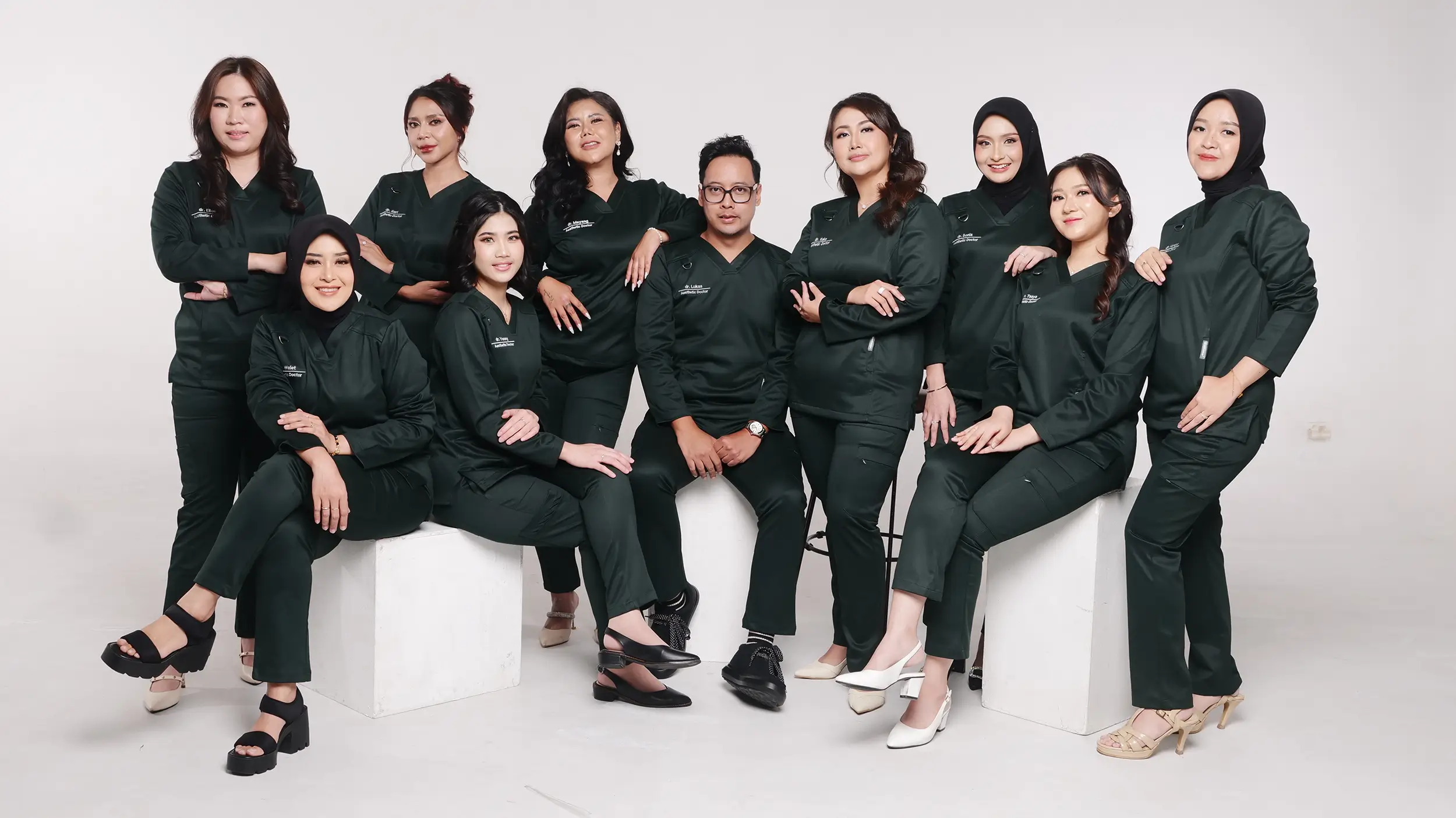 Seluruh Tim Dokter Mahayu Aesthetic Clinic - Uniform Scrub Tindakan
